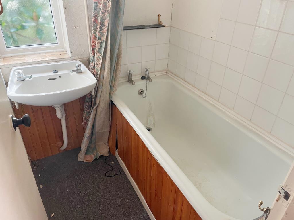 Lot: 15 - SEMI-DETACHED HOUSE FOR IMPROVEMENT AND REFURBISHMENT - bathroom